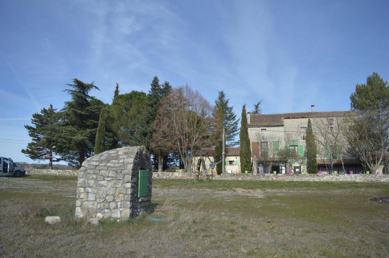 Les Loups Dans La Bergerie Banne Exterior foto
