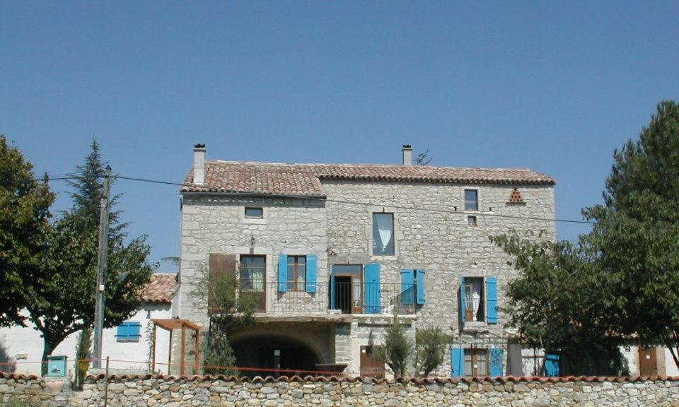 Les Loups Dans La Bergerie Banne Exterior foto